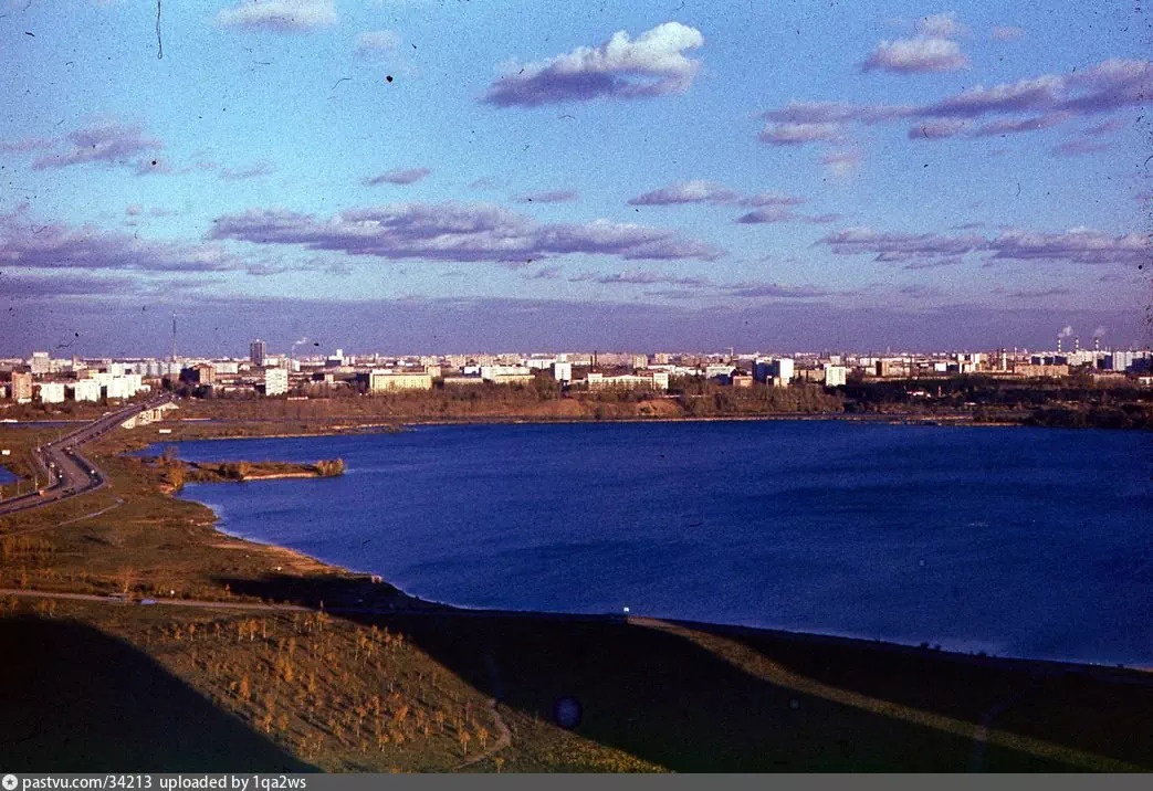 Вид на Большой Строгинский затон, Строгинский мост и Щукино. 1986 г. Источник: https://pastvu.com 