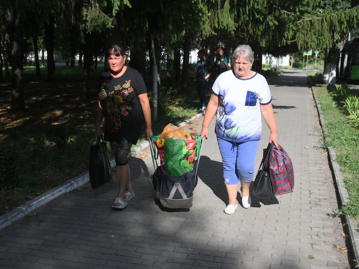    Жительницы приграничных районов Курской области, пострадавших в результате атаки ВСУ, в пункте эвакуации в городе Рыльск Курской области© РИА Новости / Илья Питалев