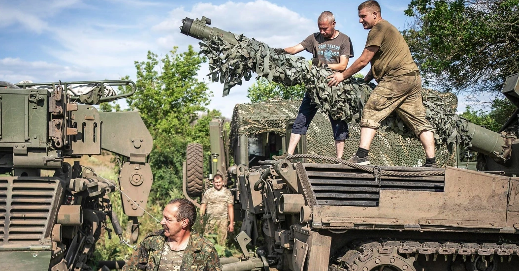 Нуждается в ремонте: «Малый» (справа) и другие солдаты ухаживают за разбитым танком «Леопард-1» на опушке леса близ Изюма © Daniel Pilar