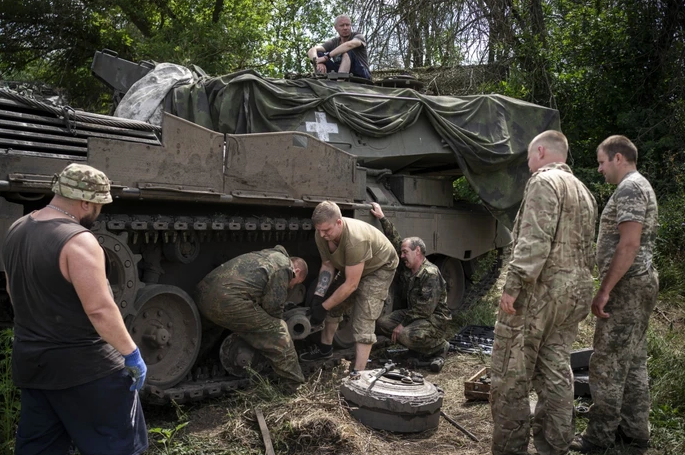 Тяжёлый труд: украинские солдаты должны заменить сломанное колесо © Daniel Pilar