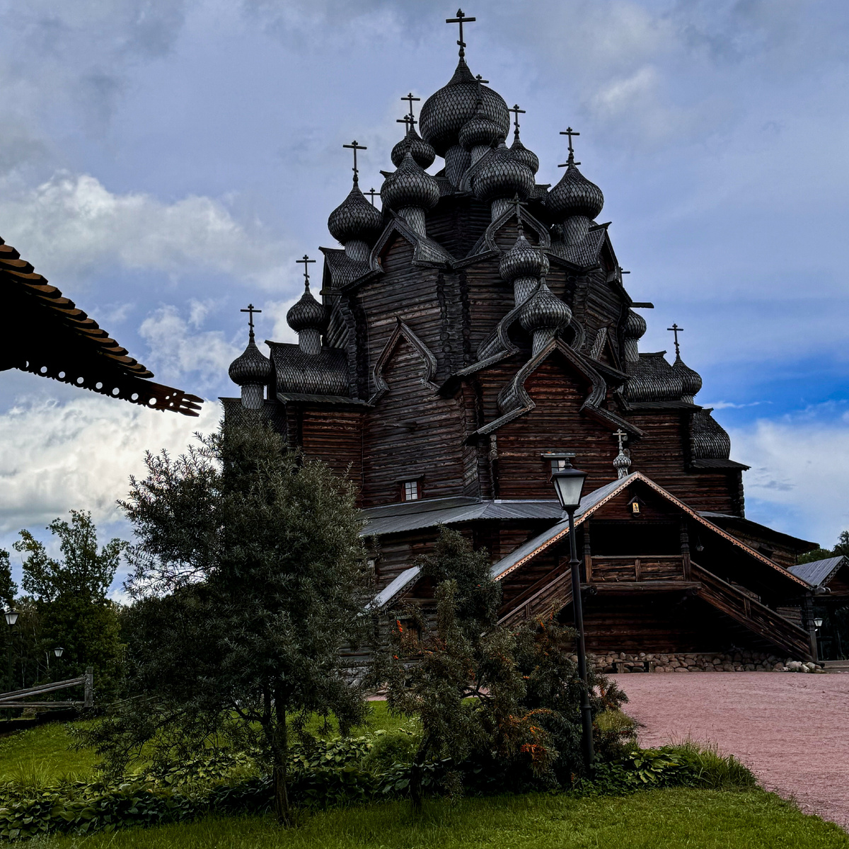 Нынешний Покровский храм – это воссозданная копия великолепной 22-главой деревянной церкви, когда-то располагавшейся в Вытегорском погосте (ныне Вологодская область) и сгоревшей в 1963 году. 