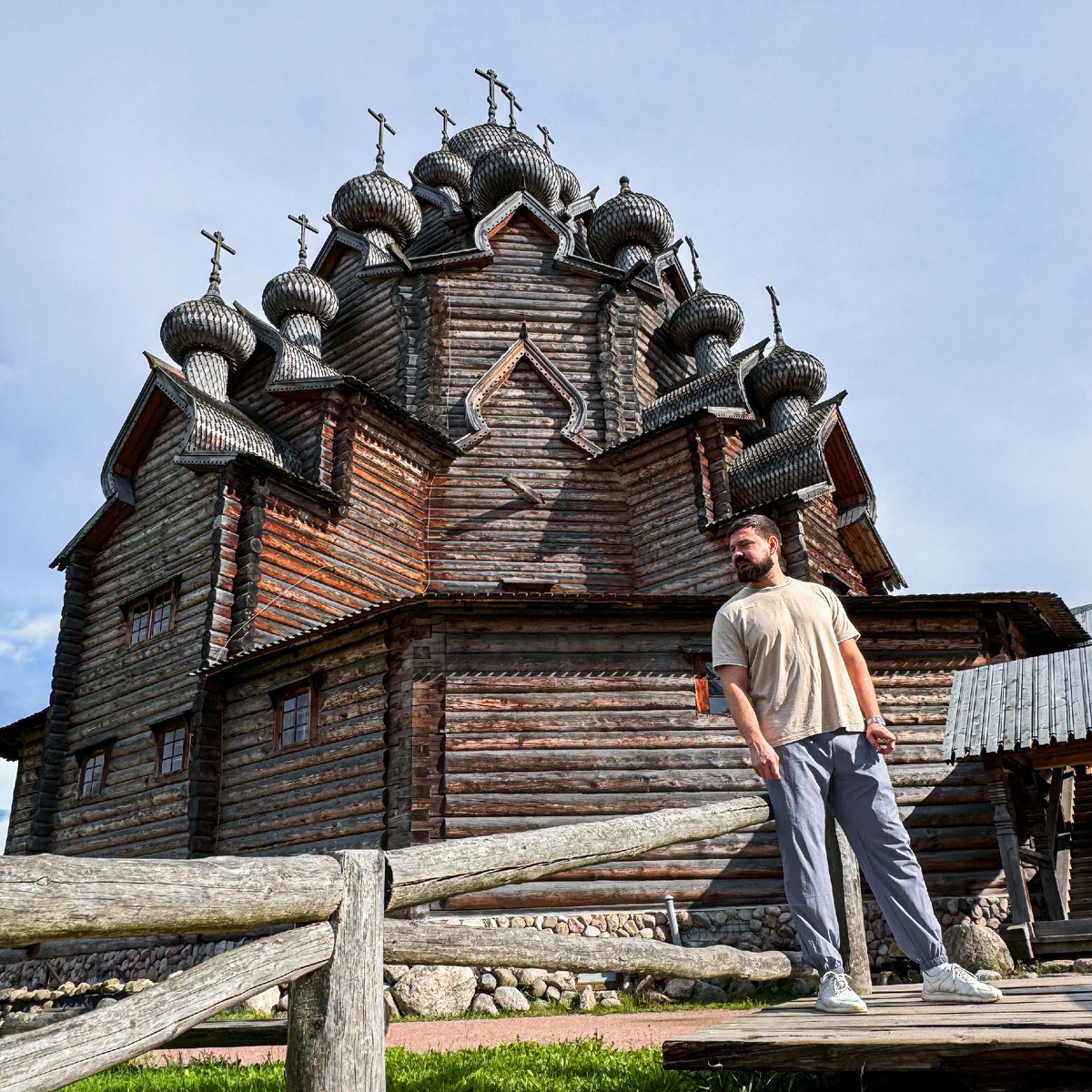 По преданию, это было детище Петра I – он сам проектировал её, любил бывать в ней.