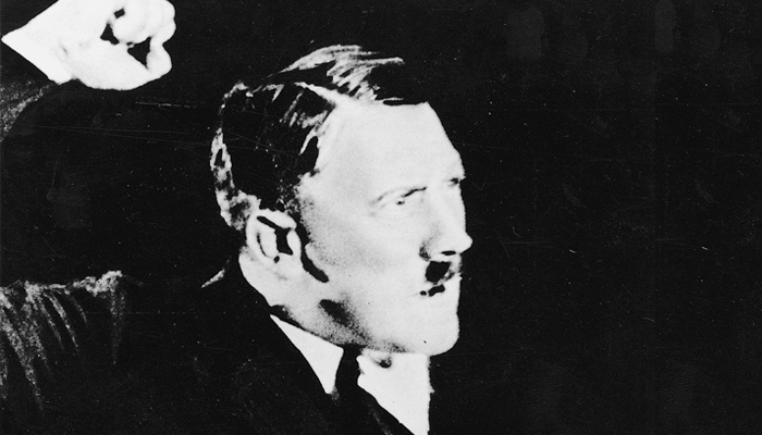 СУДЯ ПО ВСЕМУ, "ПРОСРОЧЕННОМУ" УКРАИНСКОМУ ПРЕЗИДЕНТУ НЕ ДАЁТ ПОКОЯ СЛАВА БЕСНОВАТОГО НЕМЕЦКОГО ФЮРЕРА. ФОТО: SCHERL/GLOBAL LOOK PRESS