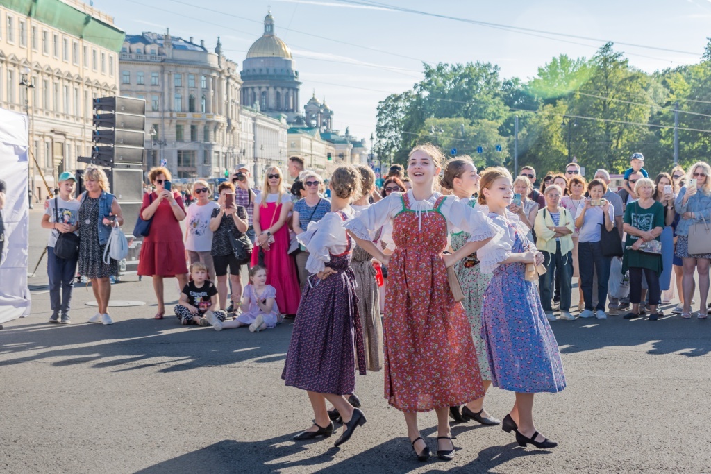 В «Хороводах России» принимают участие представители всех поколений. Фото: Ирина Иванова.