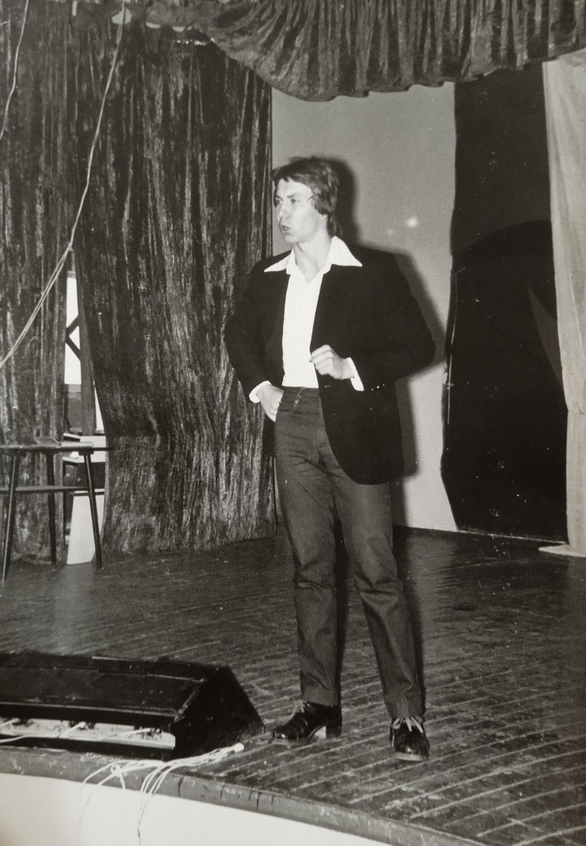 Алексей Карабанов на выступлении в училище № 48 г. Саратова (1984 г.)