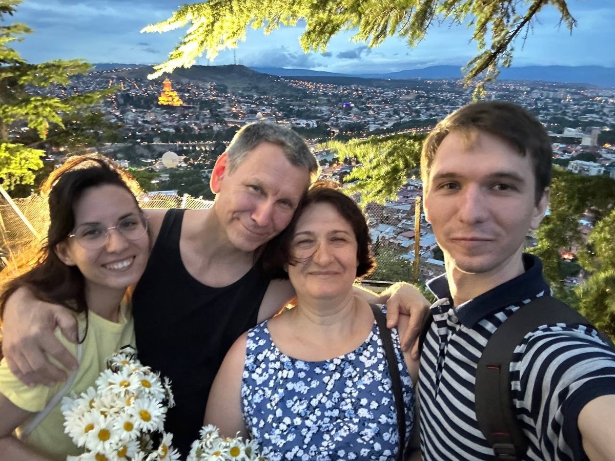 Алексей Карабанов с семьей