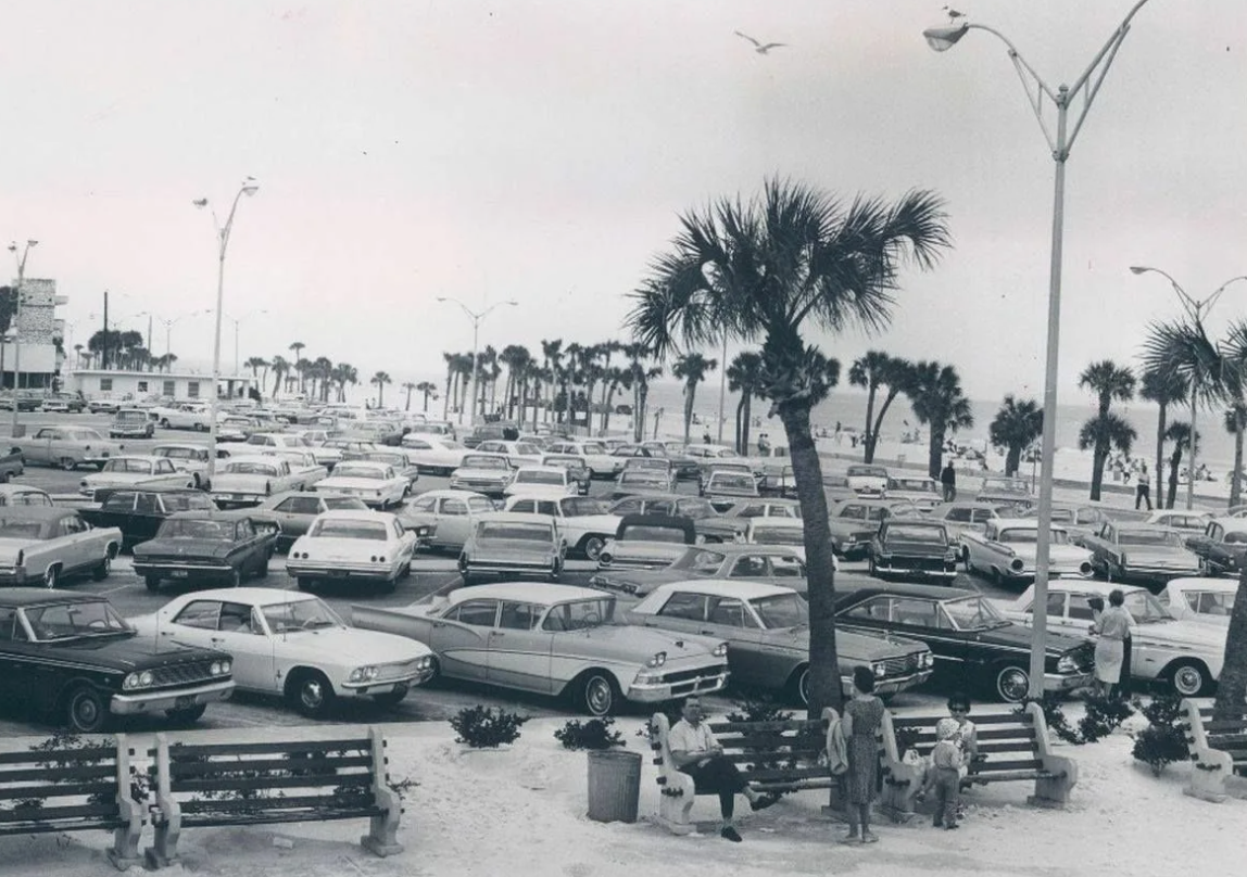Парковка перед типичным пляжем Флориды. 1960 год.