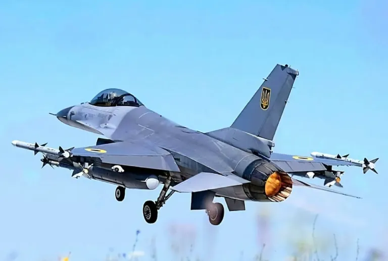 Истребители F-16 вооружены двумя ракетами класса "воздух-воздух" AIM-120 AMRAAM и двумя AIM-9 Sidewinder.