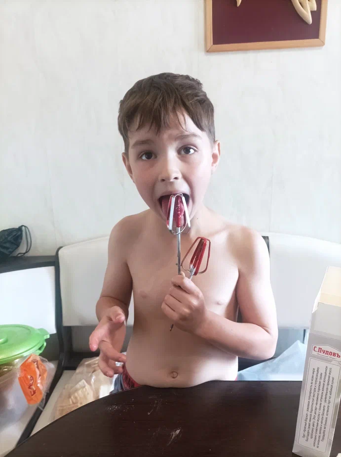 С ребёнком постоянно тренируем язычок)