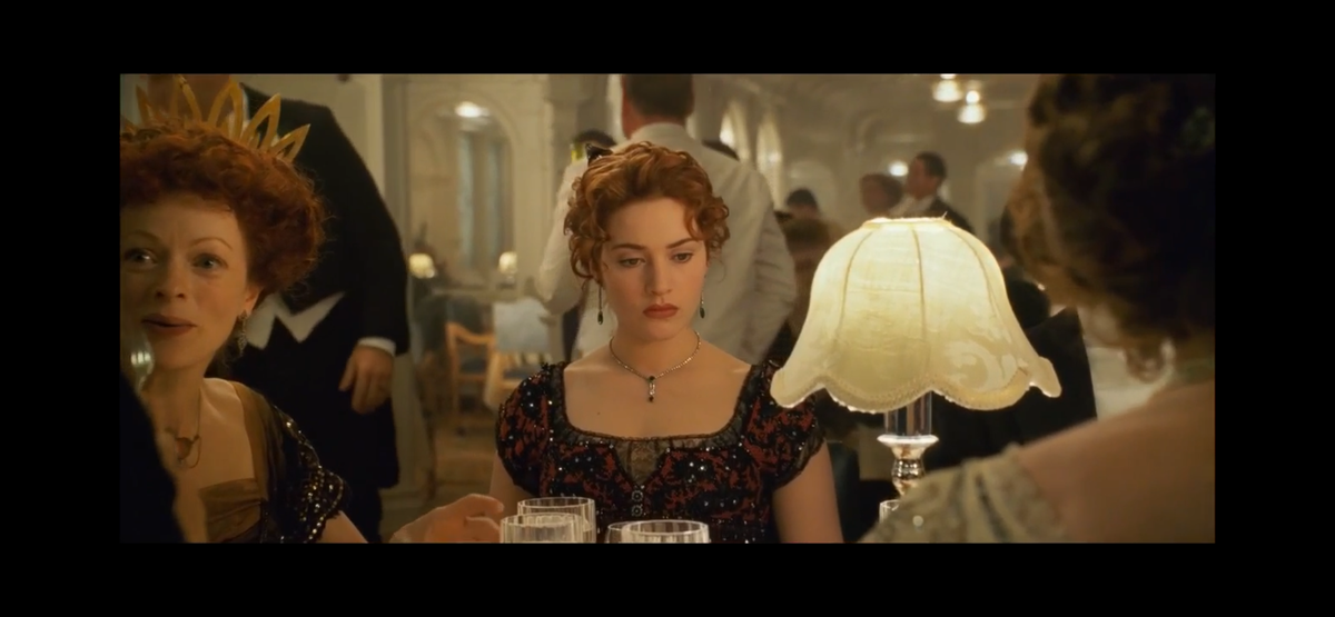 Юная 17-летняя девушка, осознала «перспективы» своей жизни, в которой ей отведена роль не более чем красивой куклы…