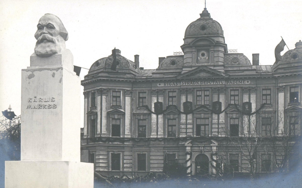 Памятник К.Марксу у здания Рижского Совета рабочих депутатов (1919 г.). Над входом в здание висят четыре портрета: К.Либкнехт, В.Ленин, Л.Троцкий, Р.Люксембург.