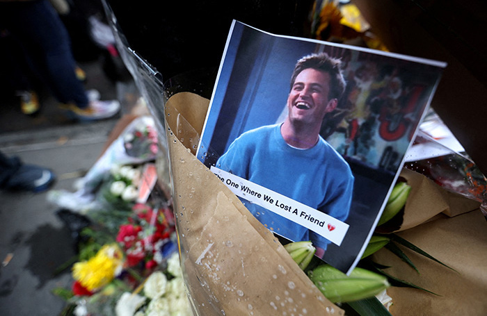    Импровизированный мемориал Мэтью Пэрри в Нью-Йорке. Архивное фото.Mike Segar/Reuters