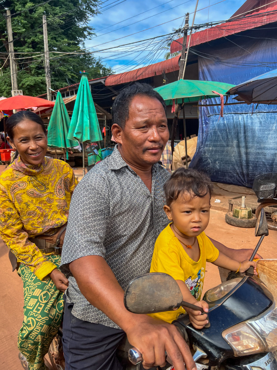 Камбоджийская семья приехала на рынок за продуктами 