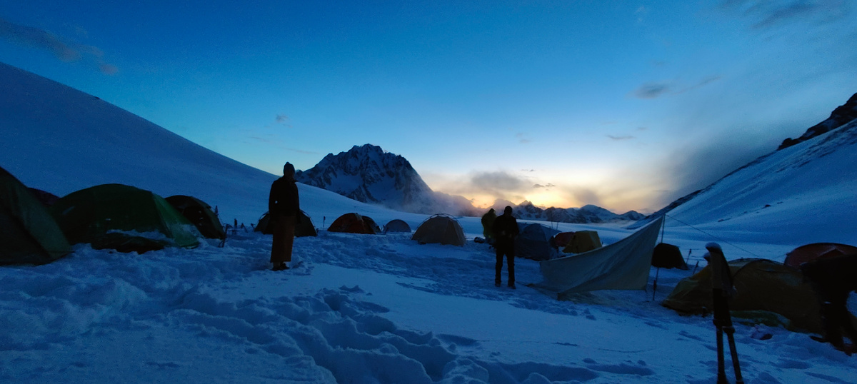 Закат в лагере на 2500