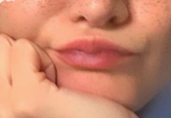 Дуется. Или улыбается! Или... Да кто знает!