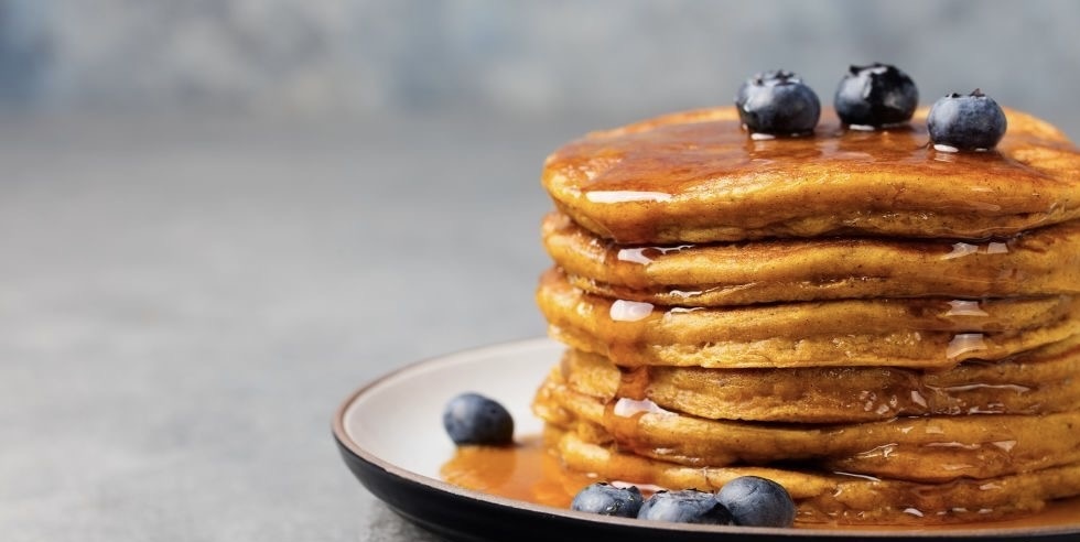 Панкейки облитые медом с ягодами.