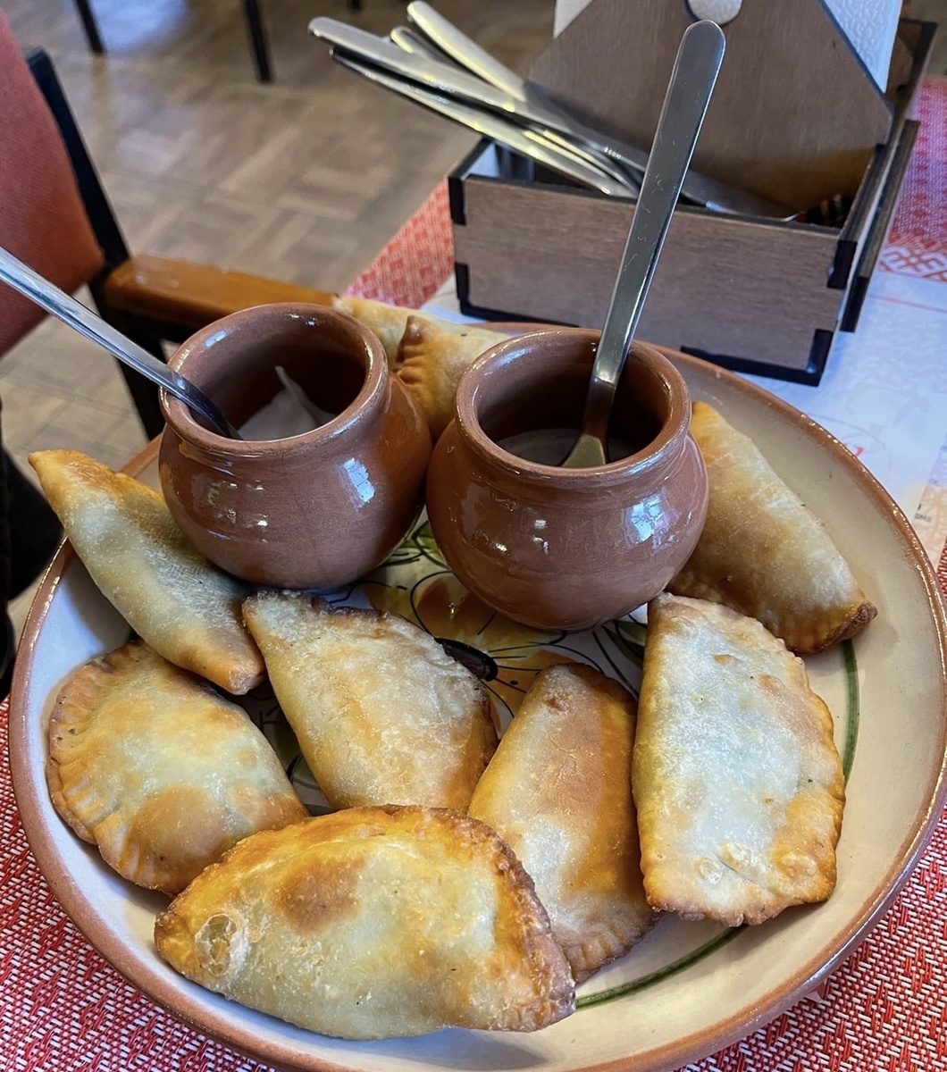 Это ассорти из пермских посикунчиков с разными начинками.