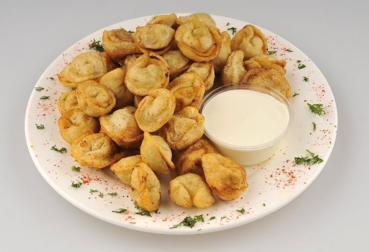Жаренные пельмени со сметаной.