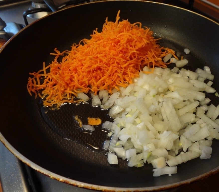 Зажарка из моркови с луком.