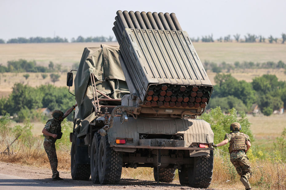 Россия.  Запорожская область. Военнослужащие во время боевой работы самоходной  реактивной системы залпового огня (РСЗО) «Град» на Работинском  направлении в зоне проведения специальной военной операции. Фото:  Александр Полегенько/ТАСС