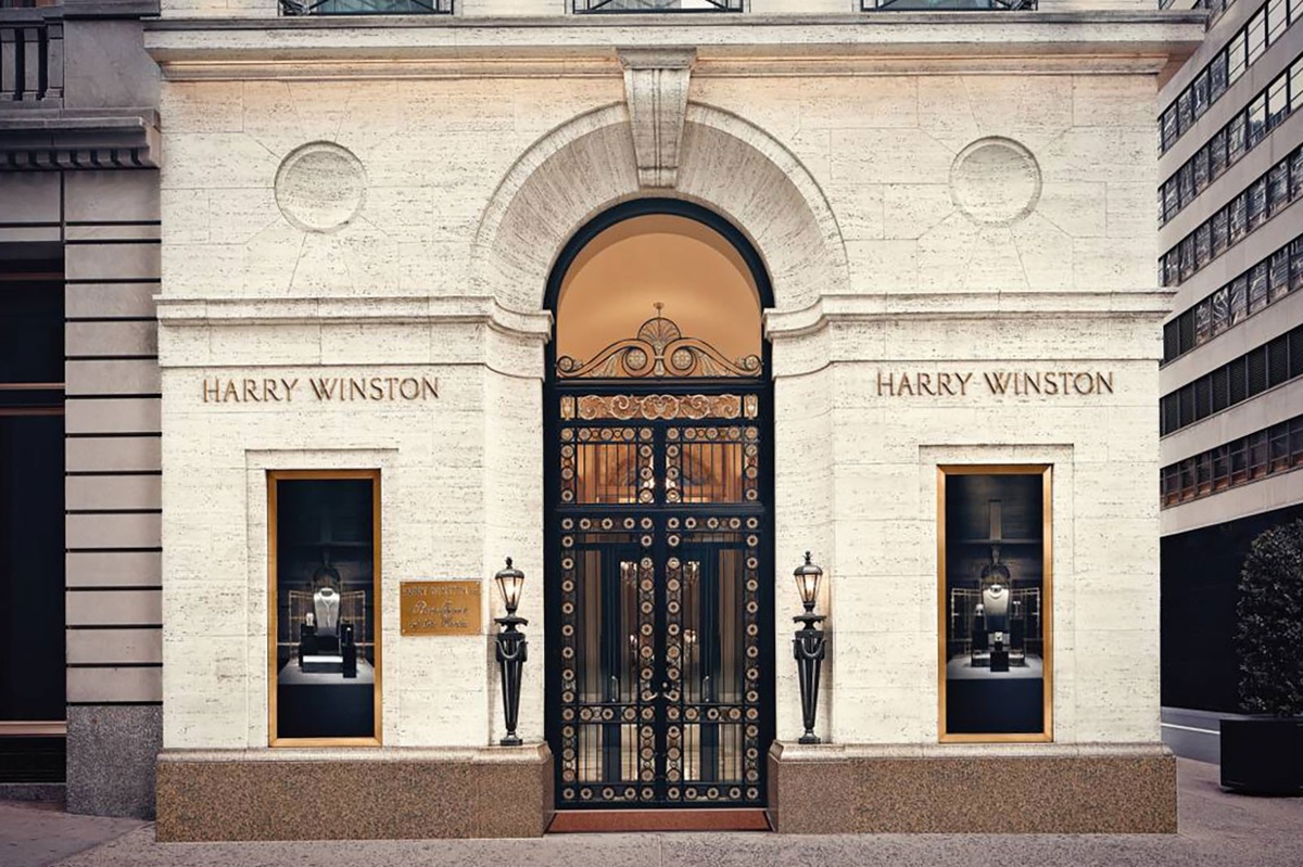 Вход в бутик Harry Winston на 5-й авеню в Нью-Йорке