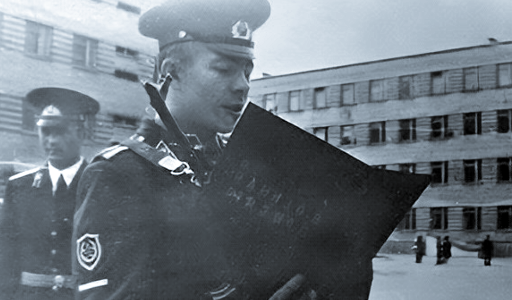 Герой повествования даёт военную присягу.