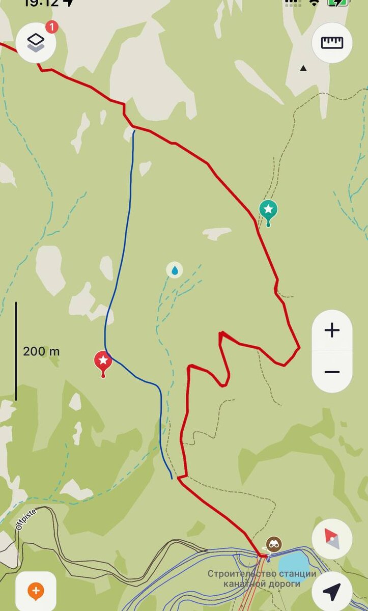 синее- по траве, красное- по дороге