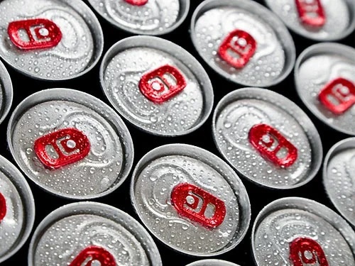 Детство и юность - критические периоды развития. Клетки нейроткани развивающегося мозга могут быть особенно уязвимы от энергетиков. В то время как объем белого вещества в результате миелинизации линейно увеличивается с возрастом, начиная с третьего триместра беременности и до третьего десятилетия жизни, объем серого вещества имеет перевернутую U-образную кривую, с максимальным увеличением в подростковом возрасте (из-за усиленного синаптогенеза), а затем уменьшением (из-за синаптической обрезки), достигающим взрослый объем и организацию нейронных цепей примерно в 20-25 лет. Следовательно, нейронные, глиальные клетки незрелого мозга могут быть особенно уязвимы к вредному воздействию потребления энергетиков. Кофеин, таурин наиболее вовлечены в эти эффекты (учитывая их роль в развитии мозга, в регуляции сетевой возбудимости в незрелых неокортексе, гиппокампе).