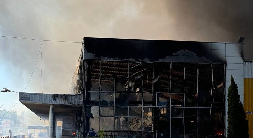 Торговый центр «Галактика» в Петровском районе Донецка загорелся вследствие удара со стороны ВСУ, источник – Телеграм-канал Херсонское Агентство Новостей 