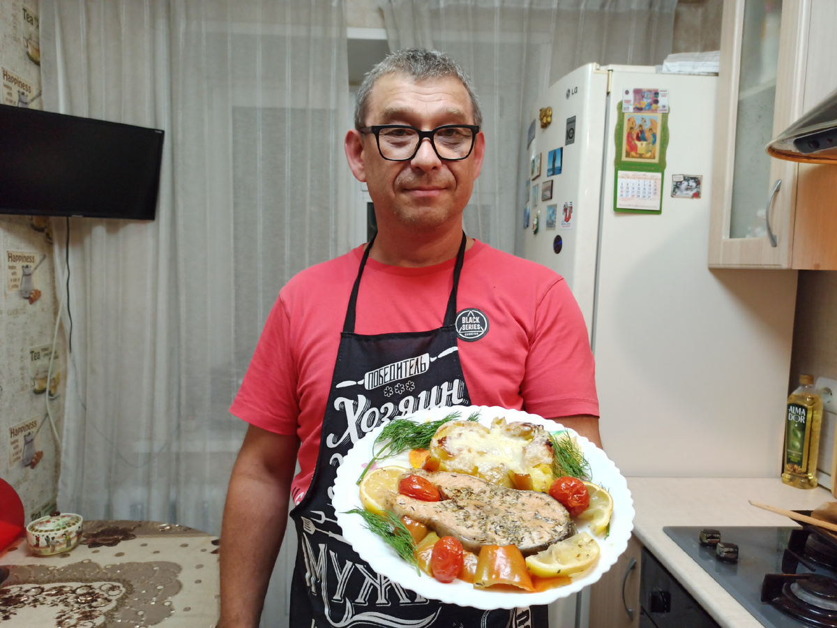 Стейк красной рыбы Кижуч с молодым картофелем в духовке