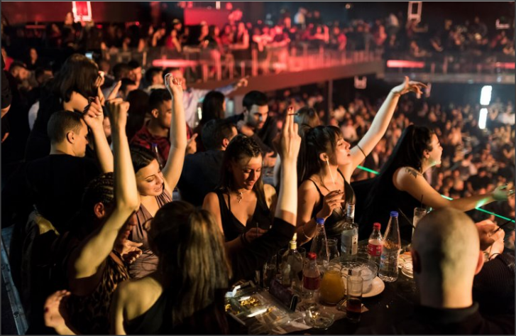 Эта публика готова веселиться всю ночь в бузукии.
