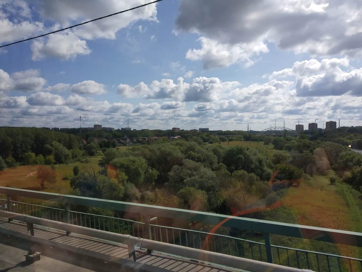 Люблю эти фото дороги, когда за окном меняются пейзажи со скоростью движения твоего транспортного средства. Есть в этом особая магия! И застывший момент твоего прошлого, который приводит в движение мысли и чувства, спустя время. Достаточно просто взглянуть на фото и мозг тут же сопоставит и восстановит в памяти самое яркое из этого события и захватит в водоворот чувств. Лично у меня эти фотопейзажи из окна всегда вызывают теплые чувства🤗 Это как напоминание о том, что был день, который прожит не зря☺ Ведь он остался в твоей памяти особой строкой и картинкой. А были другие, - остальные, которые не менее значимы. Просто они слились в единое монохромное полотно, на котором эти события выделяются яркими фрагментами и окрашены в цвет эмоций. 