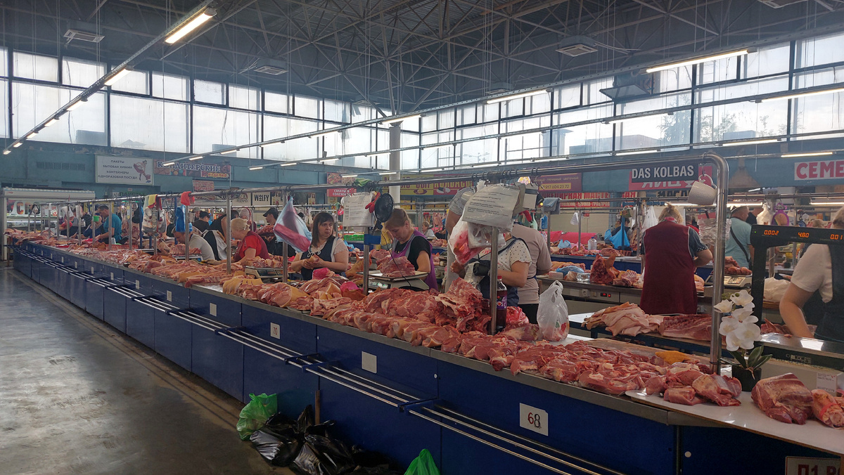 В мясных рядах много продавцов, покупатели, наверное, подойдут позже