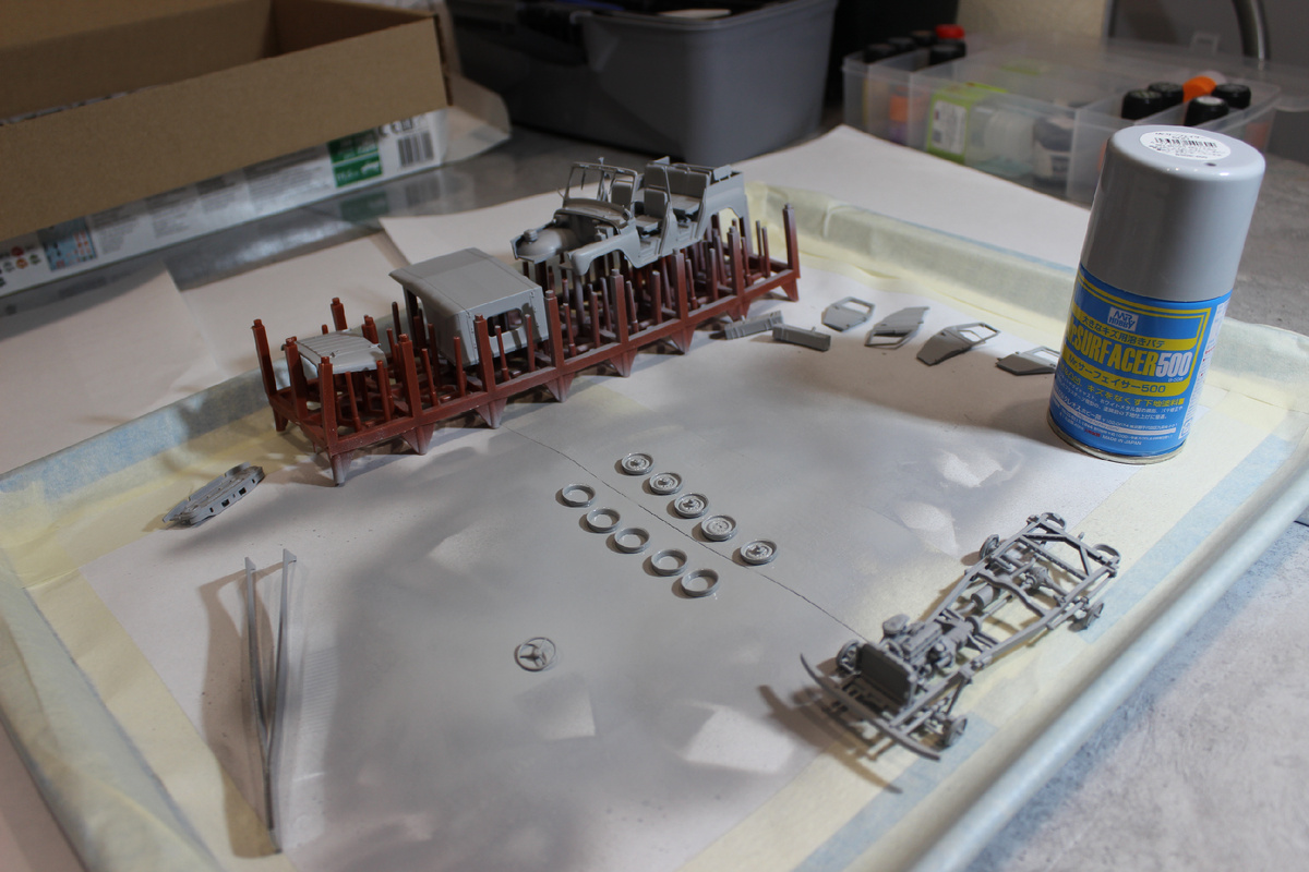 Уже загрунтованные детали сохнут и ждут своего часа