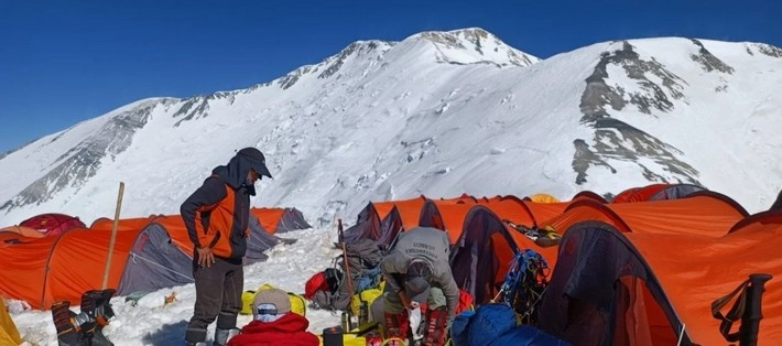 Альпинисты во время восхождения на пик Ленина