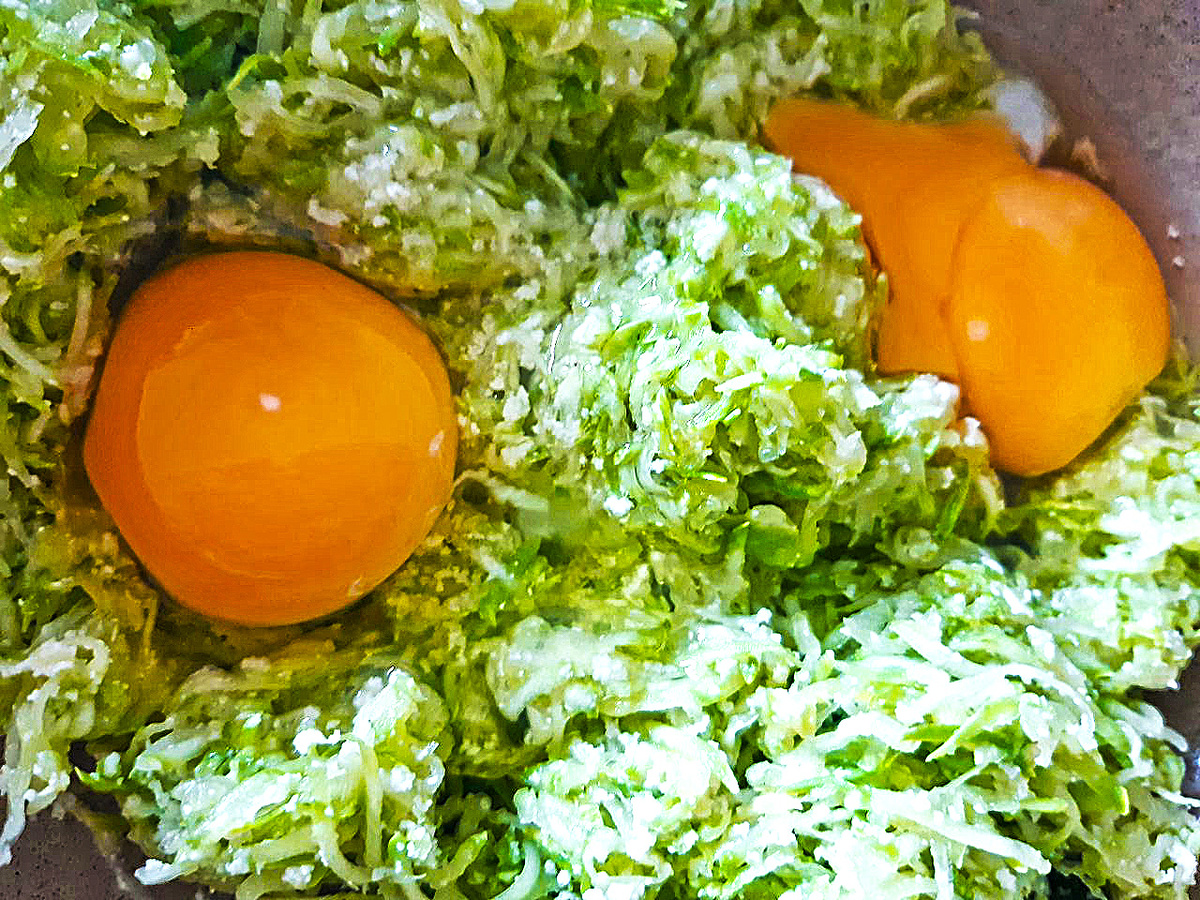 Натертый на мелкой терке и отжатый от сока кабачок, соль и 2 яйца