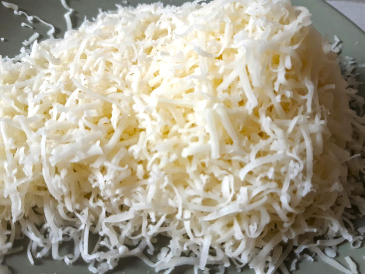 Моцарелла на мелкой терке
