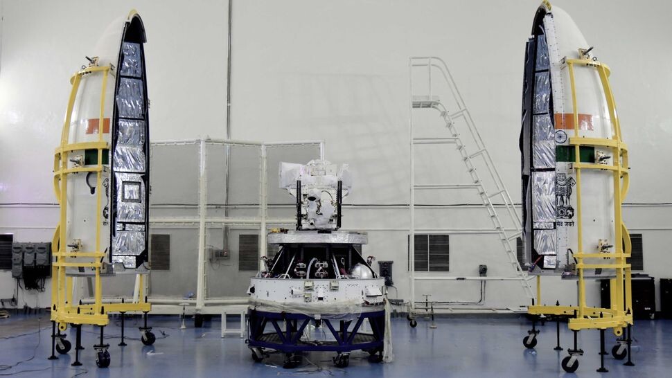 Индийский спутник наблюдения за Землёй EOS-08 перед интеграцией в ??обтекатель полезной нагрузки ракеты SSLV. Источник: ISRO  📷
