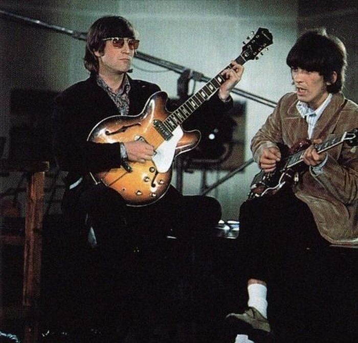 Леннон и Харрисон заканчивают работу над «Rain». Фото из открытых источников