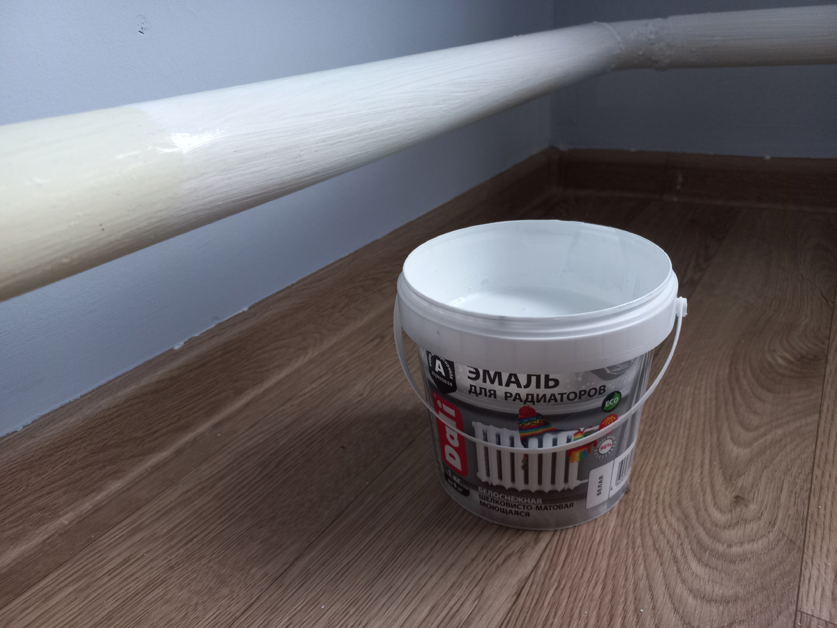На этом фото видно и старое, и новое покрытия. Красила краской для радиаторов Dali