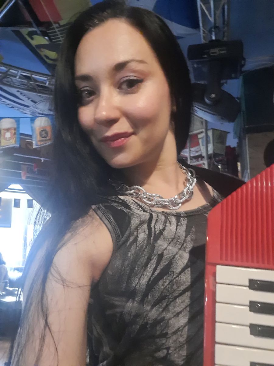 Снова я. Играла в кабаке, май 2024. С красной Yamaha ShS. Легкий синт пусть побудет символом "мифа о легкости".