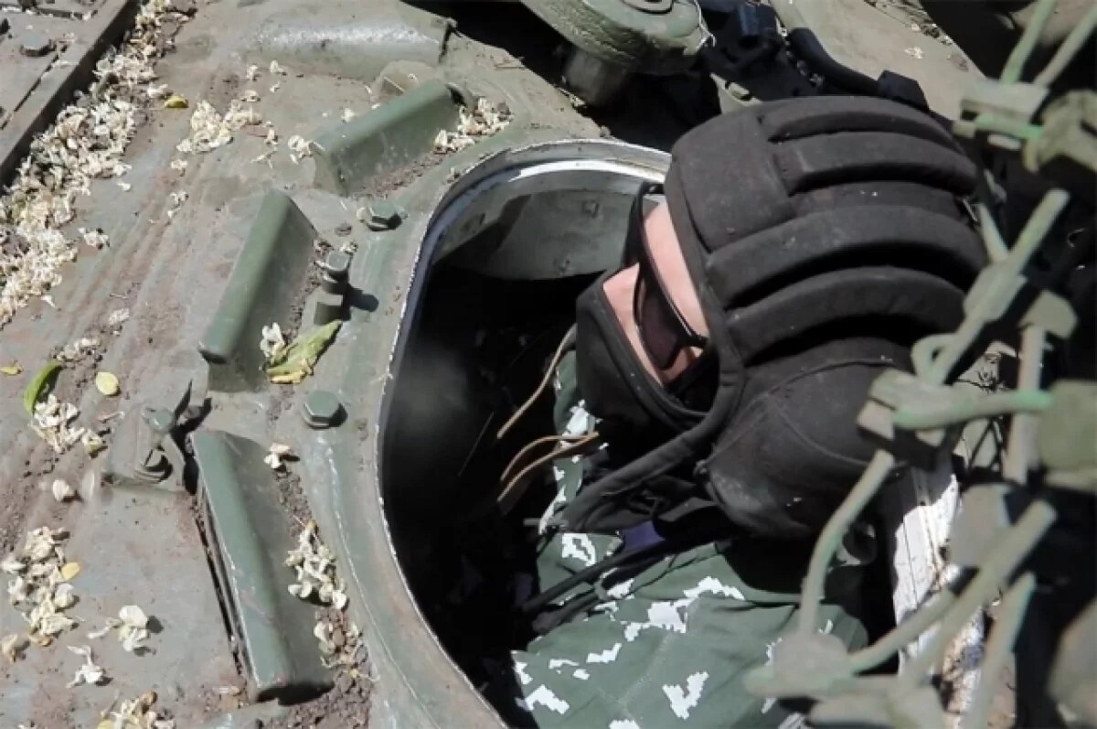    Танкист ВС РФ прорвался через минные заграждения ради освобождения поселка