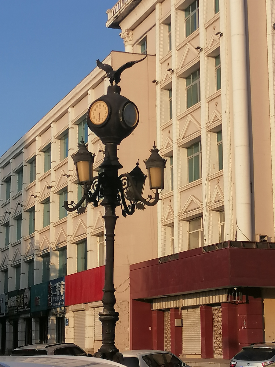 интересные часы на перекрестке