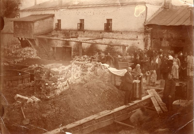 В Касимове, кстати, кожевенным делом занимались не только татарские купцы. Старались не отставать и русские предприниматели. Вот, например, освящение кожевенного мехового предприятия братьев Баранаевых в Касимове. Фото: https://russiainphoto.ru 