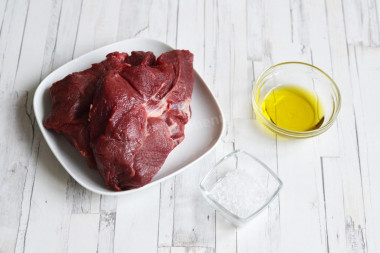 ШАГ 1:
Как пожарить сочный стейк из говядины рибай на сковороде дома? Подготовьте все необходимые ингредиенты. Чтобы мясо прожарилось равномерно по всему куску, говяжий стейк заранее достаньте из холодильника и оставьте при комнатной температуре не менее, чем на 1-2 часа. Мясо должно быть и внутри, и снаружи одинаковой температуры. Нежелательно готовить стейк из замороженного мяса - он не получится таким же сочным и мягким, как из свежего.