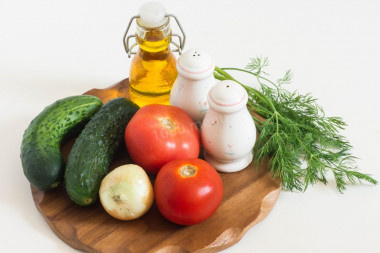 ШАГ 1:
Как сделать салат из свежих огурцов и помидоров? Подготовьте продукты. Овощи и зелень хорошо вымойте и обсушите салфетками. Масло можете брать любое растительное.
