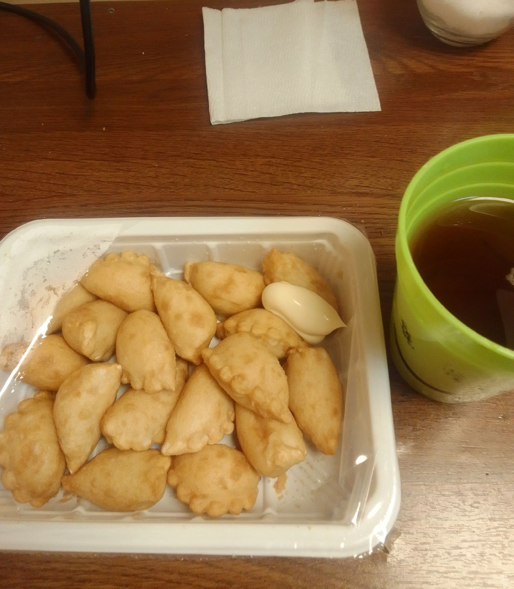 А так иногда выглядит мой рабочий обед🤭 Нормальной столовой рядом нет. Если из дома не взяла, значит ем что попало...)