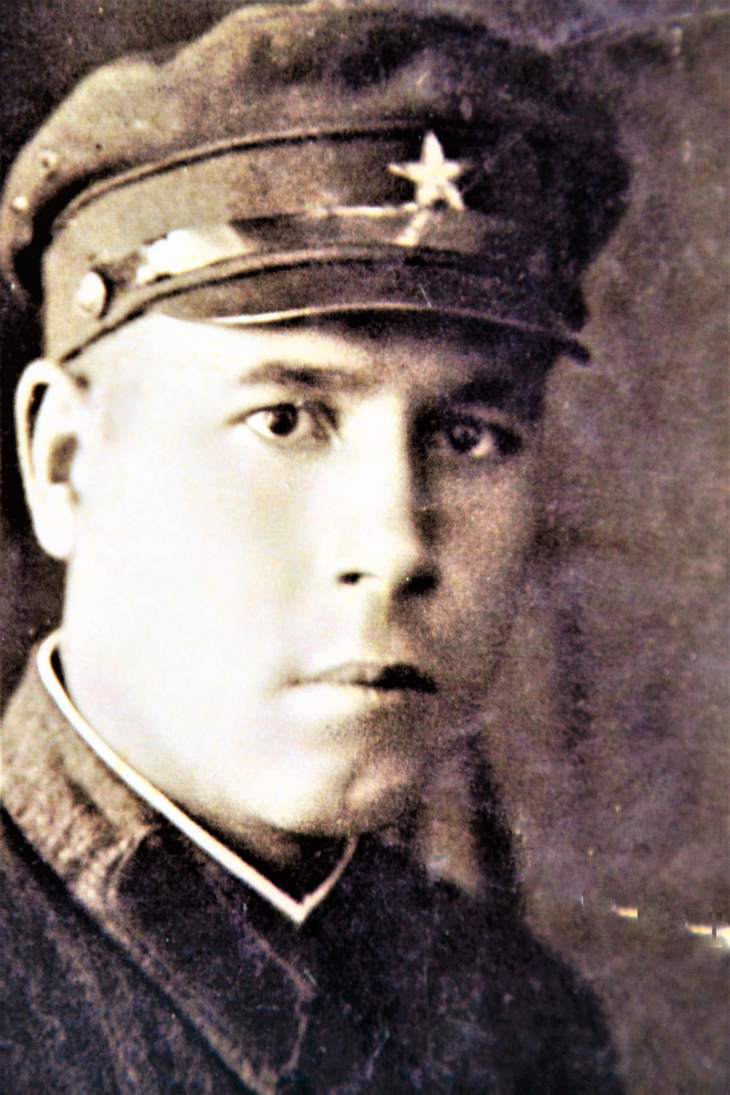 А это фото моего отца. Он дядя Петра. Красивые сибиряки! Лица такие у них прекрасные, "с мыслями".