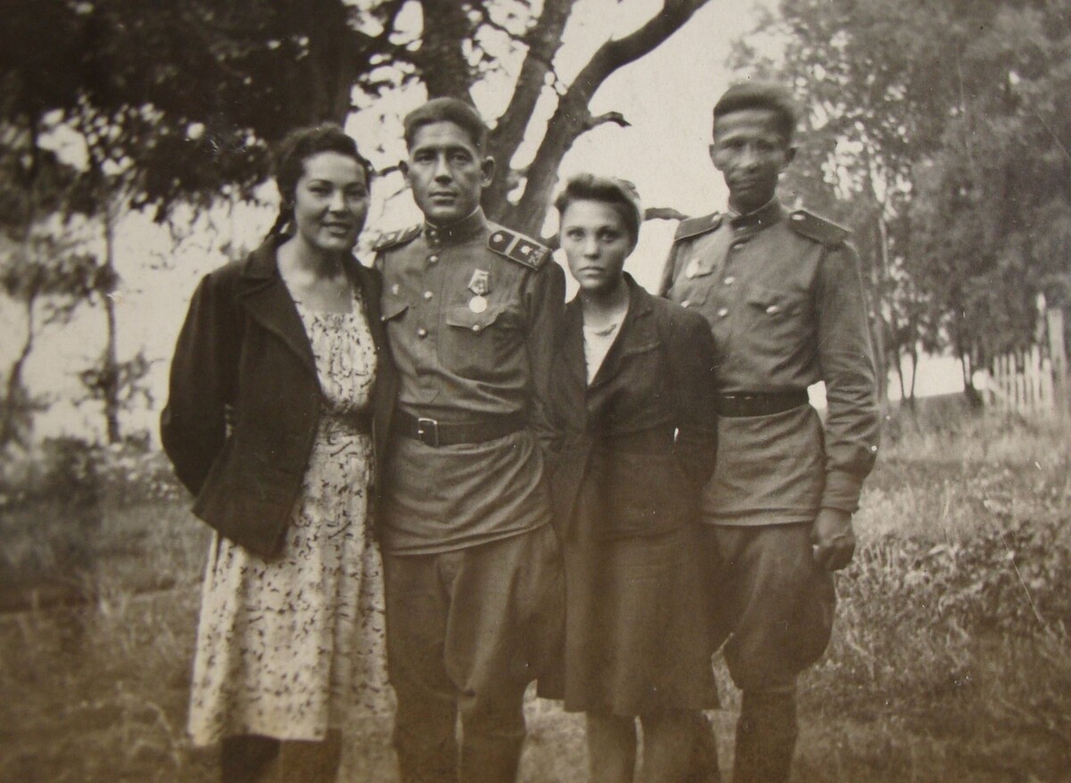    Фаузия на фото слева