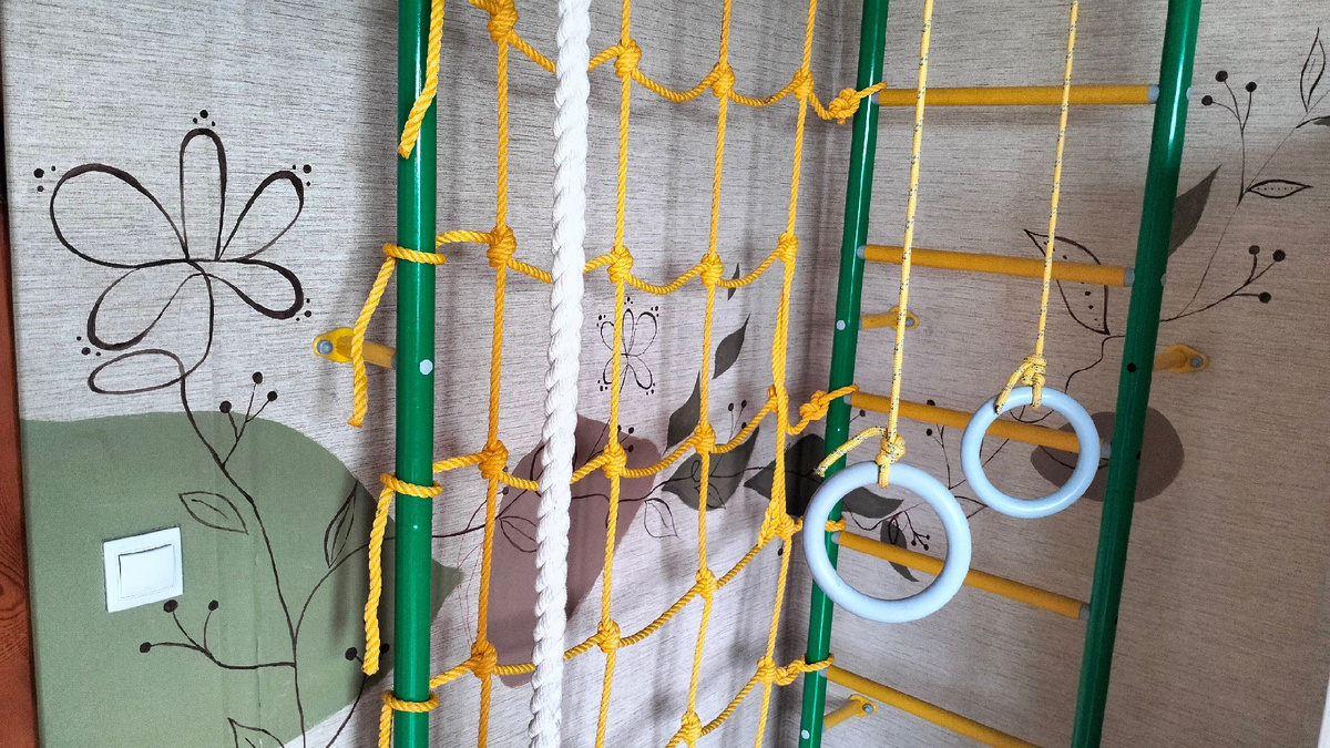 Кстати, отлично помогает спрятать настенное творчество деток.